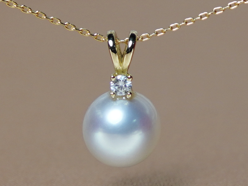 Zlatý minimalistický prívesok s pravou bielou perlou Južného pacifiku a briliantom